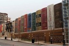 Центральная библиотека в Канзасе в виде стойки с книгами 